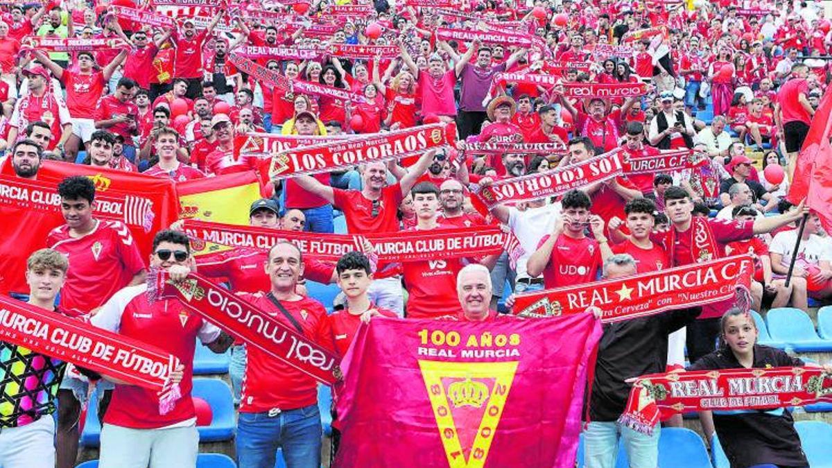 Aficionados granas el pasado domingo en las gradas del Rico Pérez, acompañando al Real Murcia contra el Rayo Cantabria. | PEPE VALERO