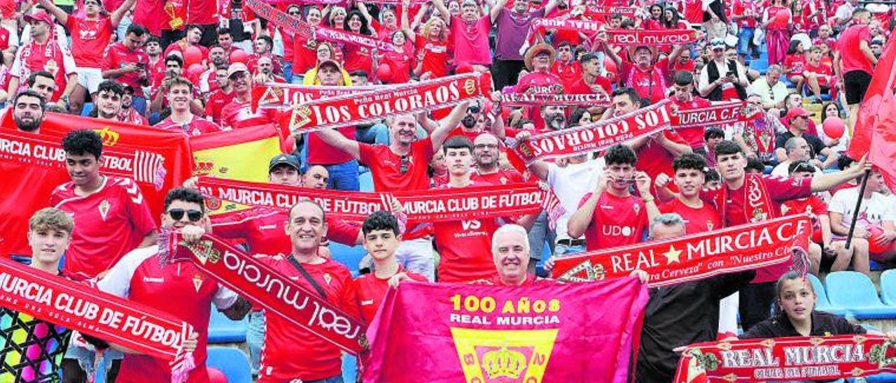 Aficionados granas el pasado domingo en las gradas del Rico Pérez, acompañando al Real Murcia contra el Rayo Cantabria. | PEPE VALERO