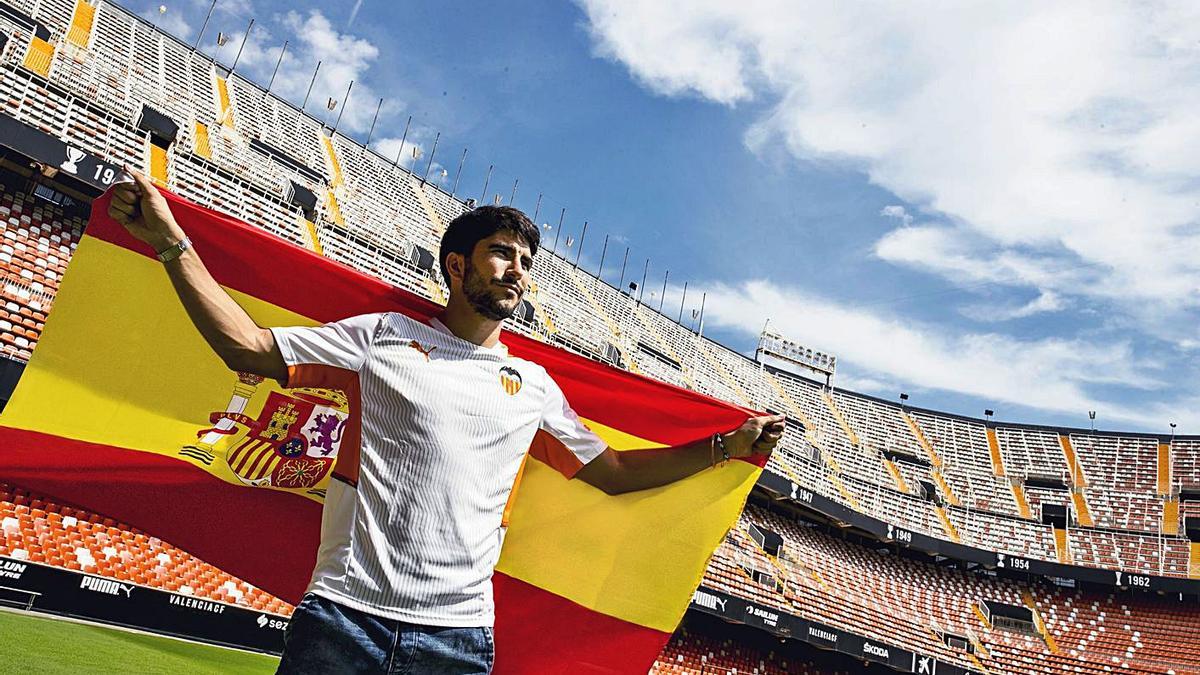 Carlos Soler posa con la bandera de España en el campo de Mestalla. | LÁZARO DE LA PEÑA/VCF