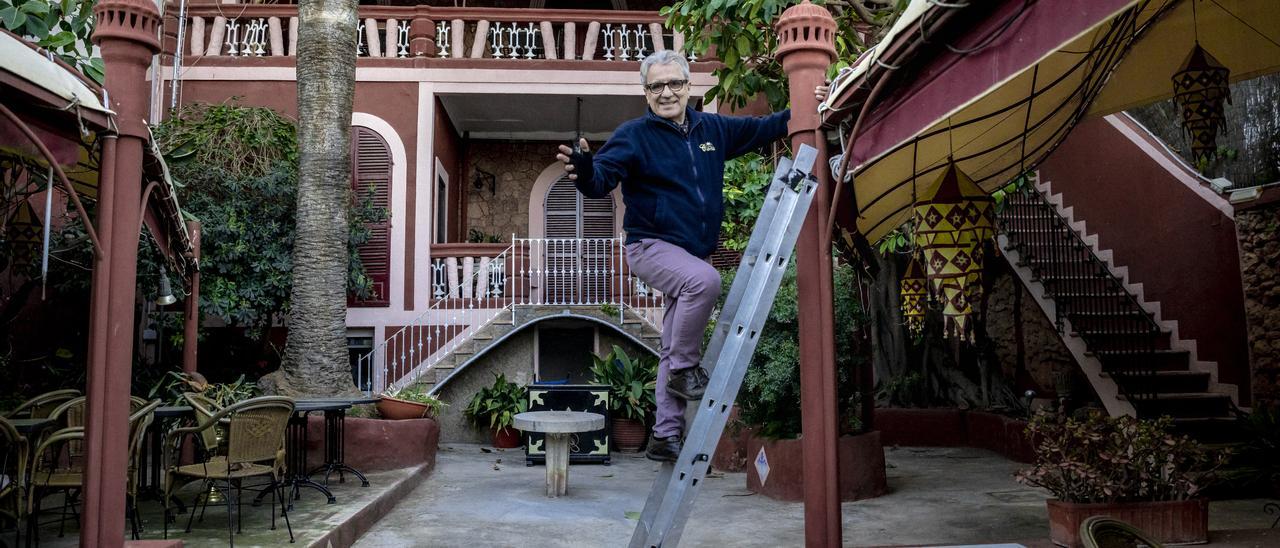 Cristóbal Navarro, aferrado a un pilar del patio del hostal Coronado.