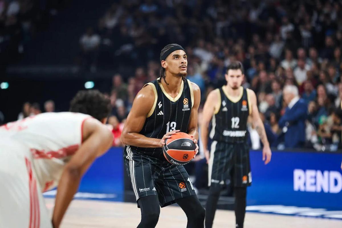 Neal Sako prepara un tiro libre