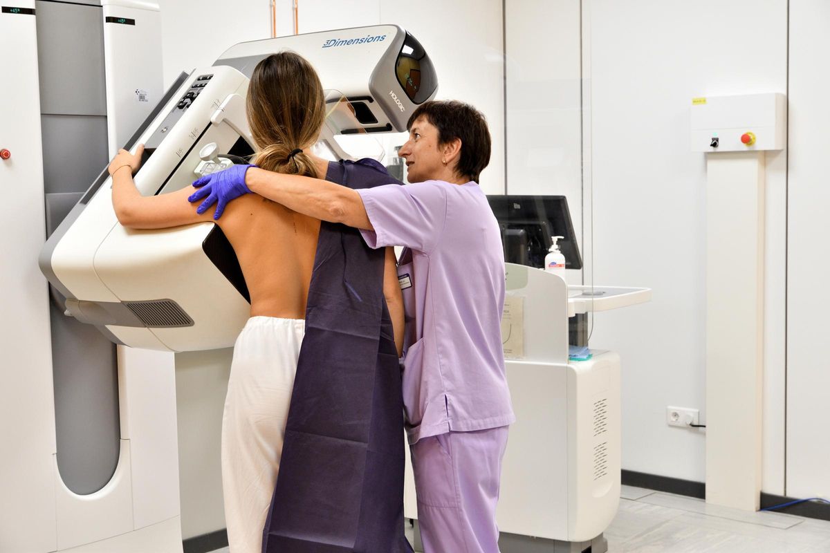 Una mujer se realiza una mamografía. Una mujer se realiza una mamografía.