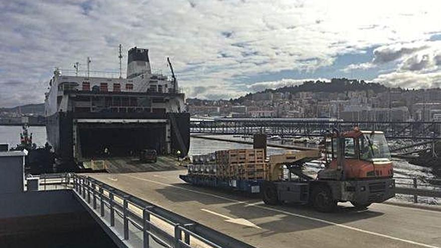 Rampa ro-ro, similar a la que proyecta A Coruña, en la terminal de Bouzas en Vigo en un embarque.