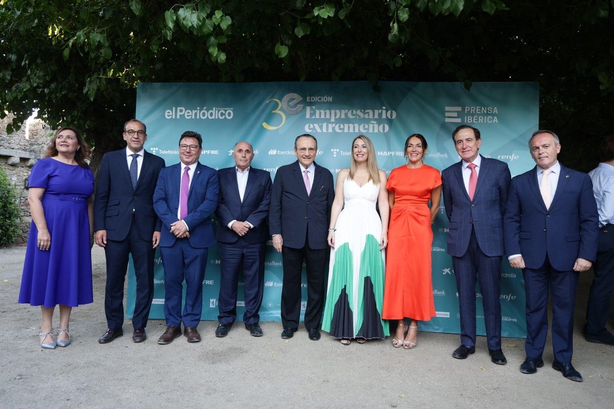 Guardiola, Moll y autoridades en el photocall de los premios.