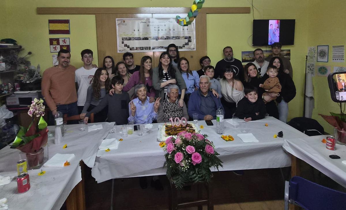 Foto de familia con Maria Ramos Villar en cien cumpleaños.