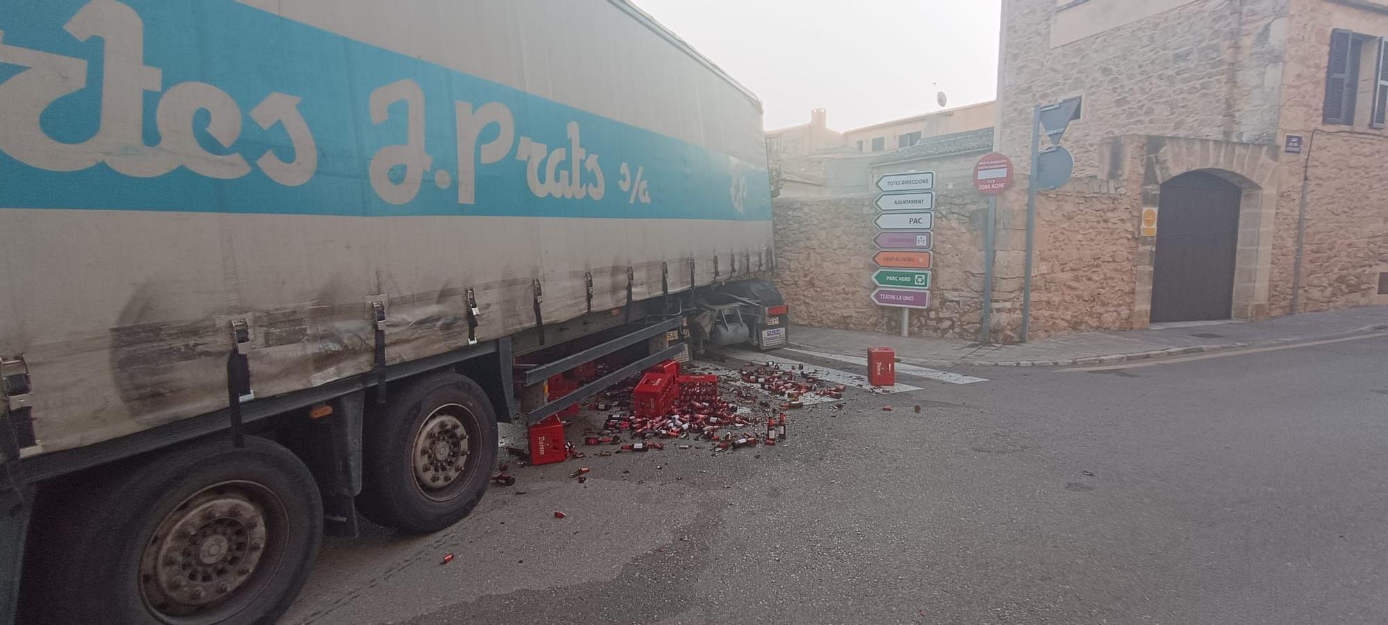Un camión pierde su carga y obliga a cortar varias calles en Son Servera
