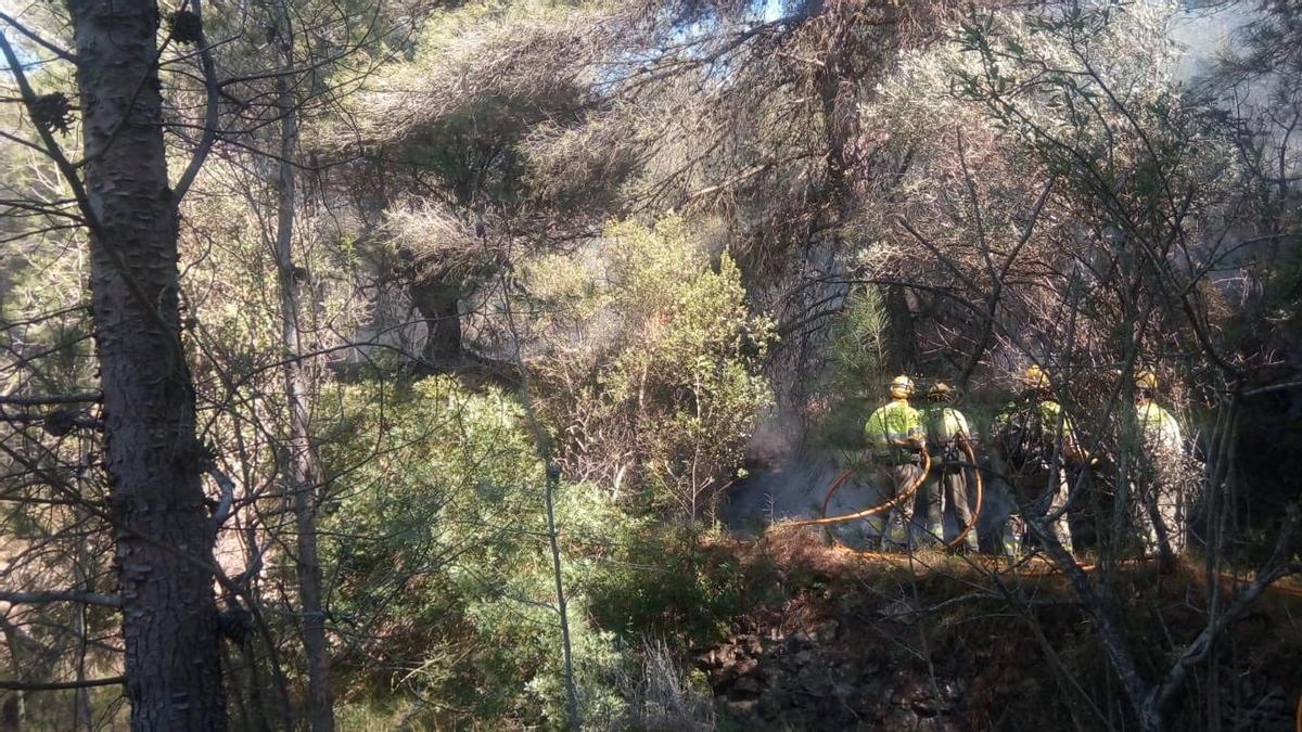 Los trabajos de extinción del incendio en Sant Joan de Moró, este pasado lunes