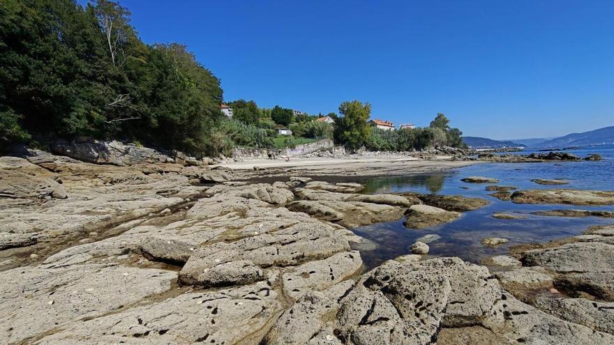 La playa de Río da Ribeira en Tirán vuelve a ser apta para el baño pero queda a la vista una tubería del saneamiento