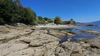 La playa de Río da Ribeira en Tirán vuelve a ser apta para el baño pero queda a la vista una tubería del saneamiento