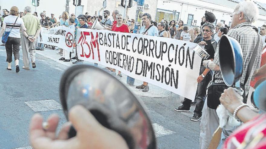 Un centenar de personas claman en Alicante contra los escándalos del PP