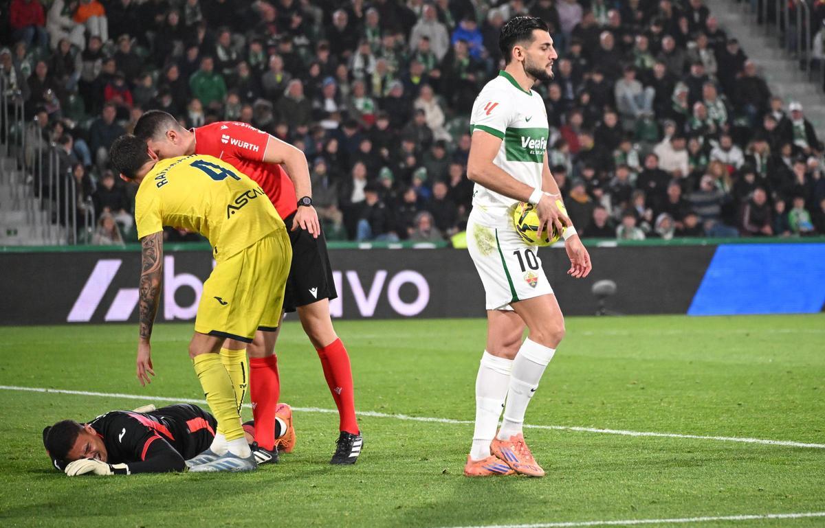 Rafa Mir sujeta el balón mientras Luiz Junior está tendido en el suelo.