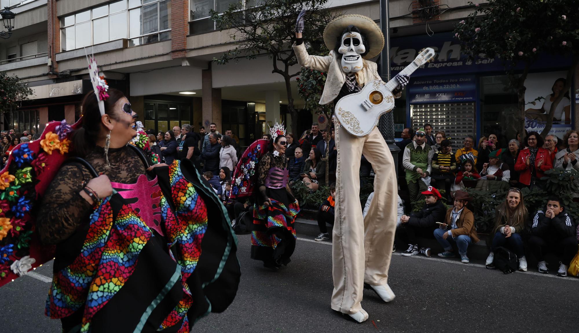 Máscaras, plumas y mucho brillo para disfrutar del fantástico mundo del entroido