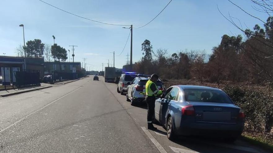 Los agentes de la Guardia Civil, junto al vehículo del infractor