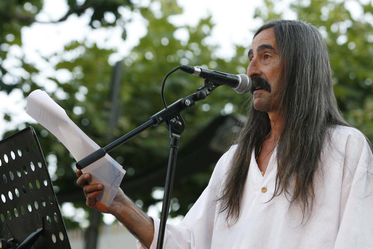 Llibori Pujol durant el pregó de la Festa Major de Sant Feliu de Guíxols que va fer amb el grup Quercus l'any 2008.