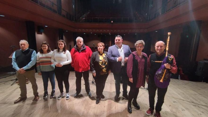 Por la izquierda, Virgilio Pato, Lucía Rodríguez, Marina Carbajosa, Celestino Rozada, María Luisa Martínez, Álvaro Fernández Conde, Liliana Castañón y Ramón García, esta tarde, en El Entrego. | D. O.