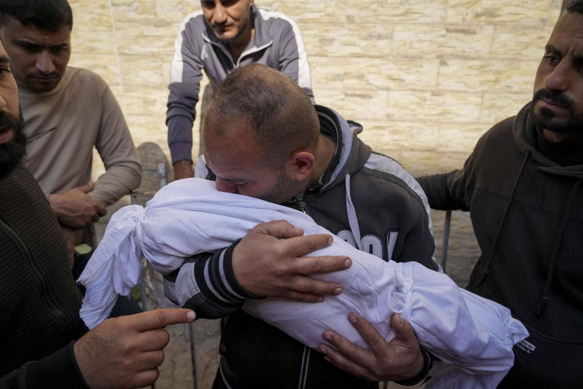 El ataque con el que Israel ha roto la tregua en Gaza, en imágenes.