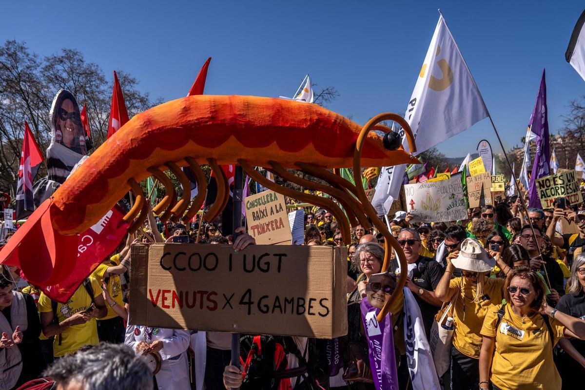 Momento de la protesta de maestros y profesores este viernes en Barcelona.