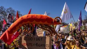 Momento de la protesta de maestros y profesores este viernes en Barcelona.