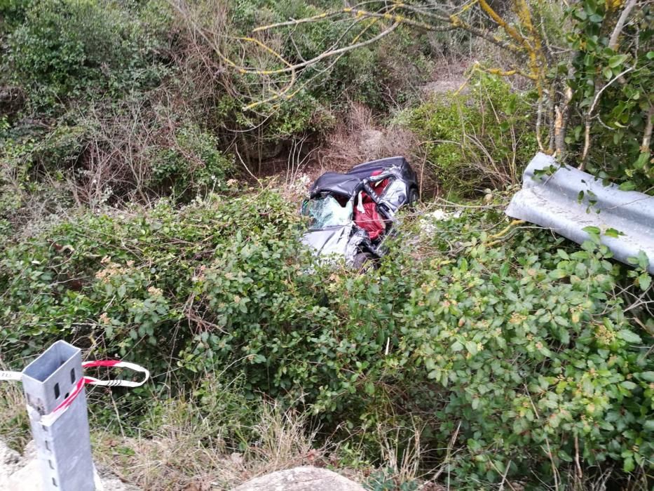 Un cotxe cau per un barranc de 10 metres