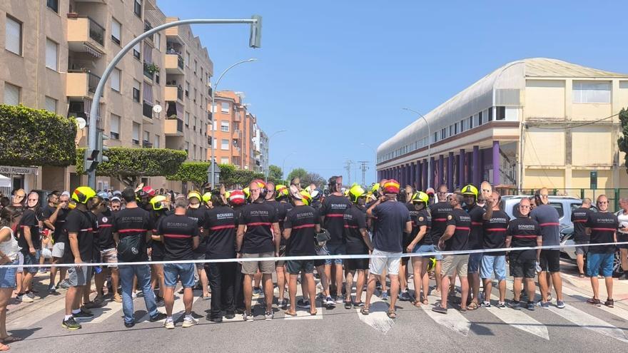Concentración de bomberos del Consorcio Provincial de Valencia en Xeraco