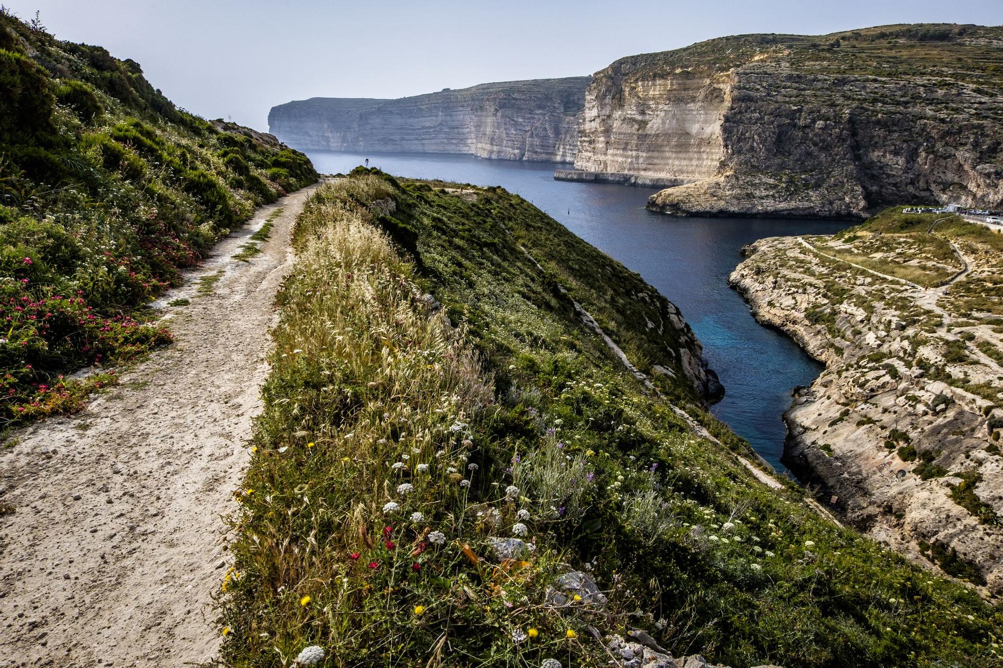 Una ruta de senderismo que recorre los acantilados de Xlendi, Gozo