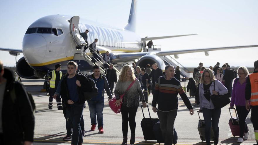 Pasajeros de uno de los vuelos desviados a Corvera desde Alicante esta semana