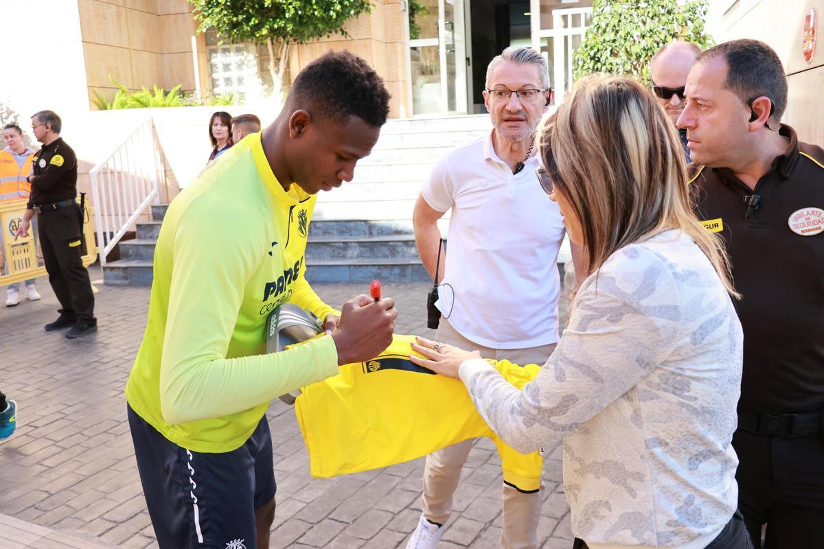 Yerson Mosquera, defensa del Villarreal CF, firma un autógrafo a la madre de un jugador de la cantera tras la entrevista.