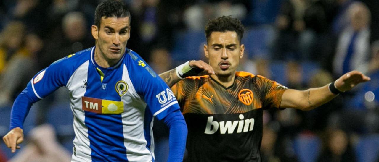 Alejandro Alfaro conduce el balón durante el Hércules-Mestalla.