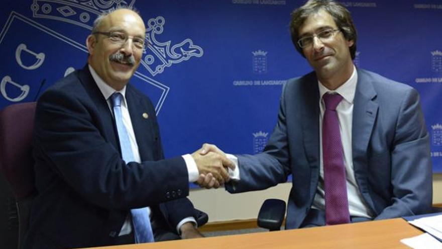 Adrián Martín (i) junto a Pedro San Ginés ayer tras la firma del contrato para la gestión del agua en Lanzarote. | adriel perdomo