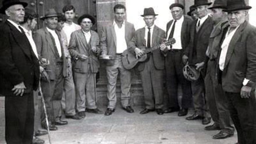 Celebración de la noche de los finaos, durante la década de los sesenta, en el municipio de Telde.