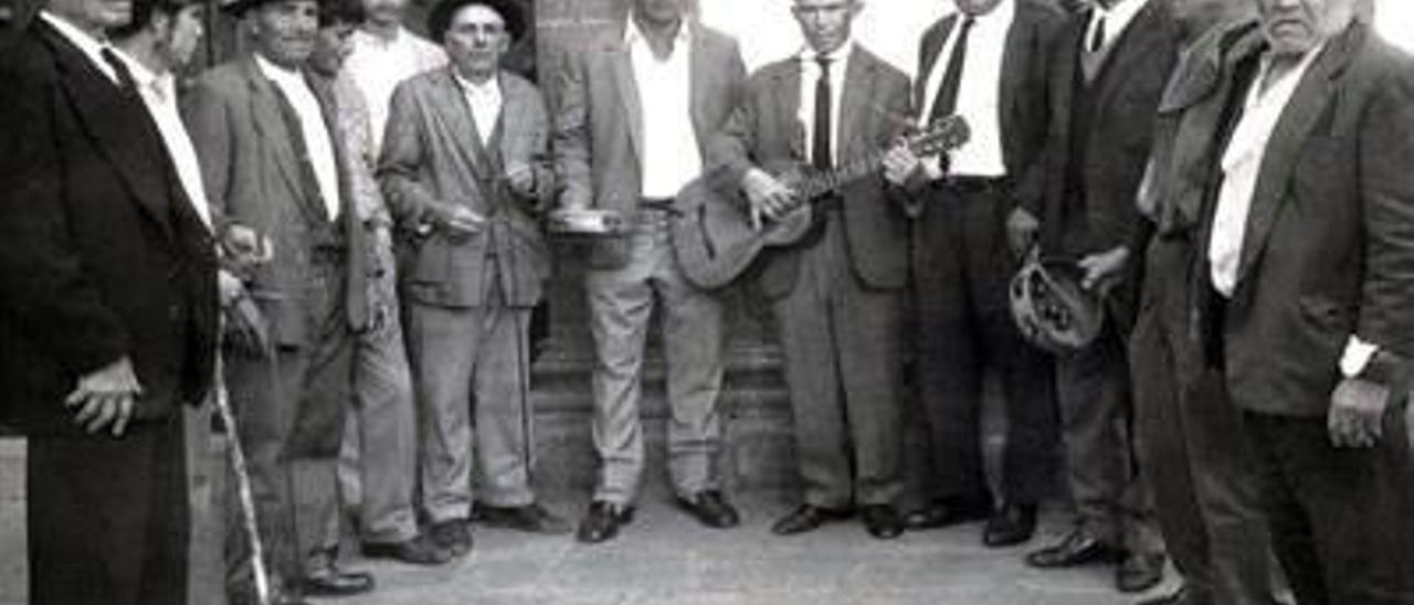 Celebración de la noche de los finaos, durante la década de los sesenta, en el municipio de Telde.