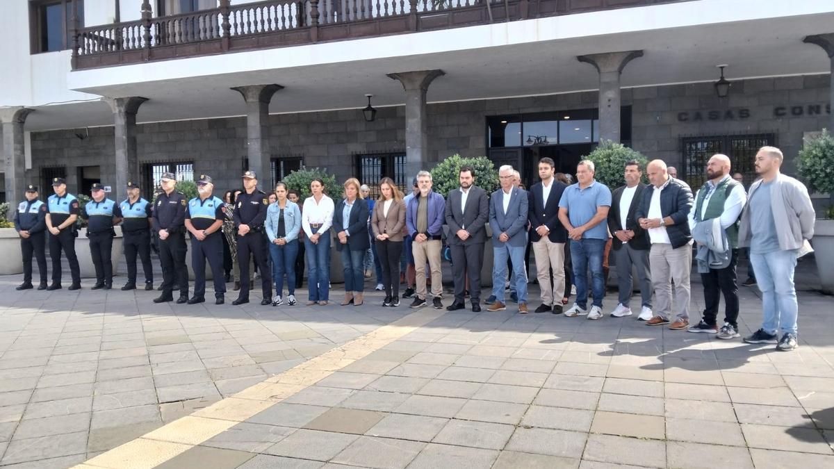 Minuto de silencio ante el Ayuntamiento del Puerto de la Cruz