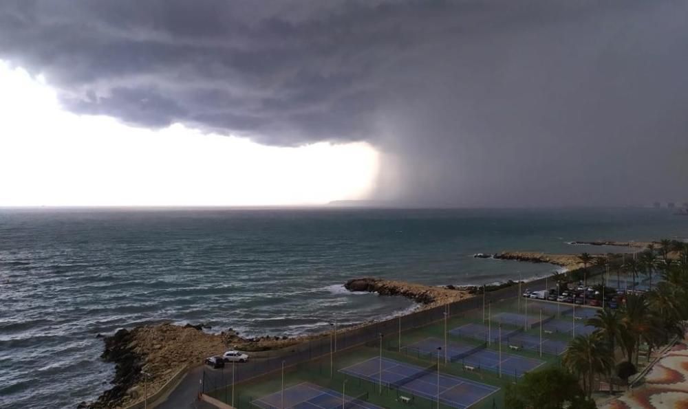 Cae una fuerte tromba de agua en Alicante acompañada de granizo