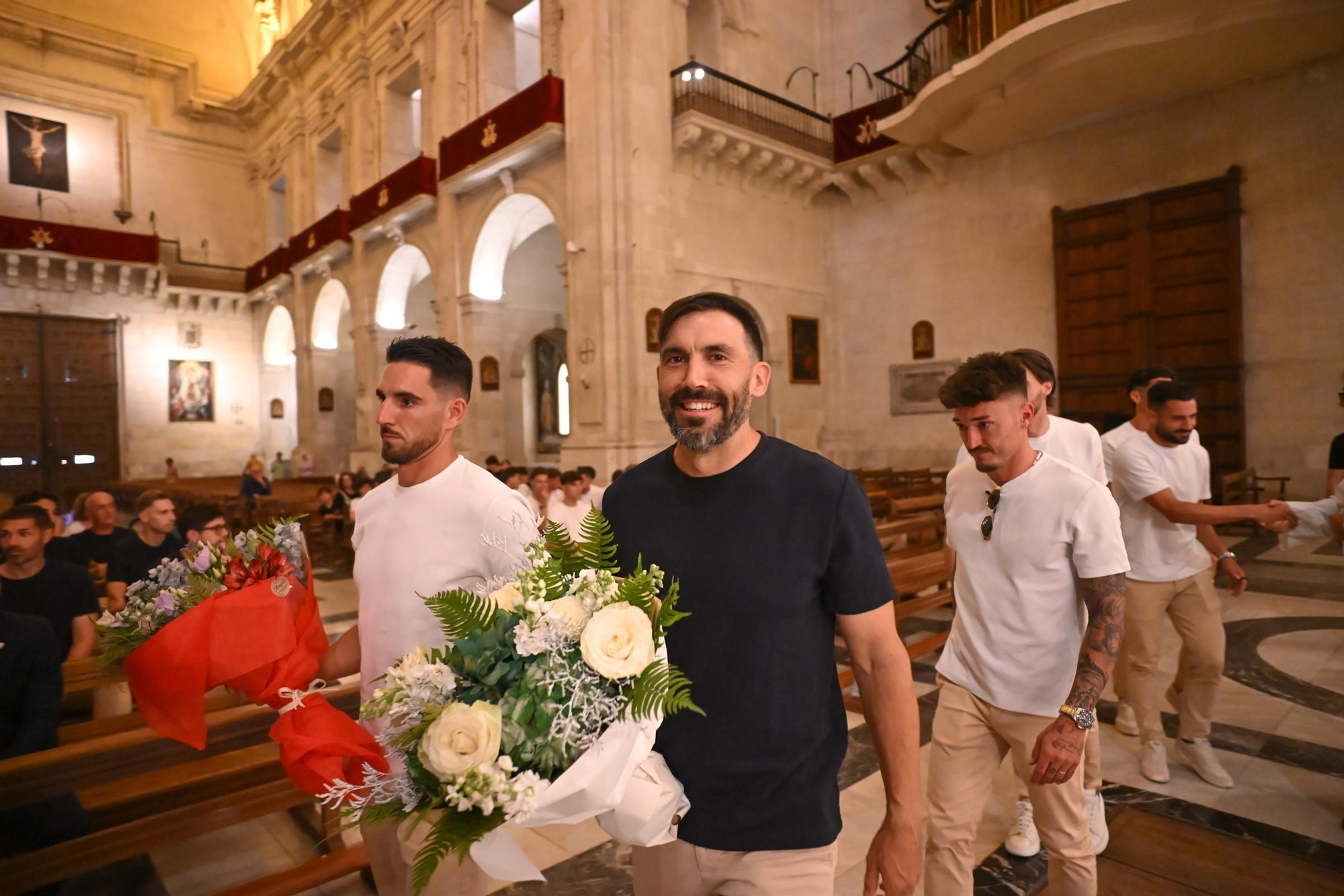 Ofrenda de flores del Elche CF a la Virgen por el ascenso a Primera