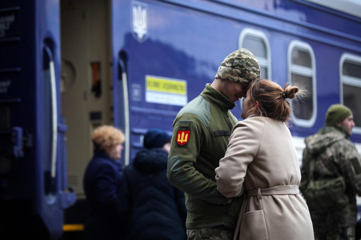 Un militar ucraniano se despide de su novia antes de partir en dirección a Kiev en la estación central de trenes de la ciudad de Lviv, en el oeste de Ucrania,.