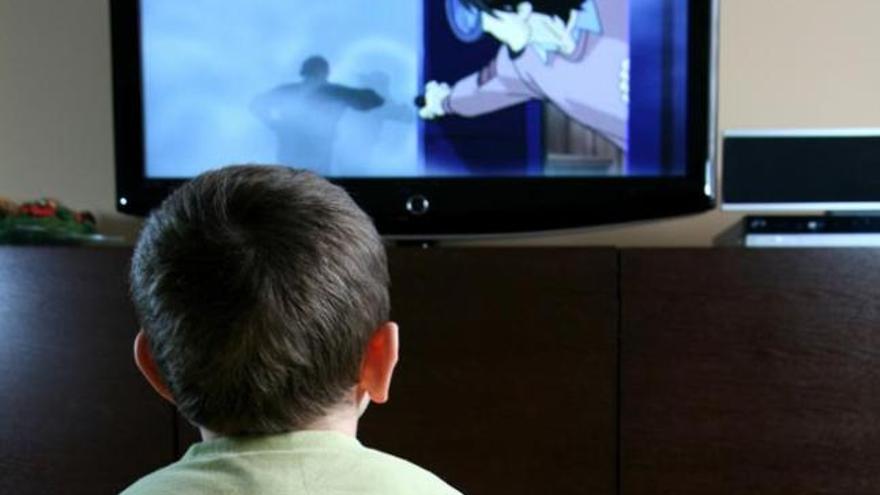 Un niño mira la TV en casa