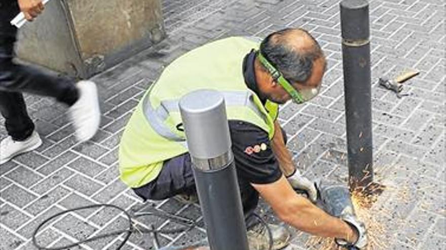 Renuevan los pivotes de las zonas peatonales con protector ‘antipipi’