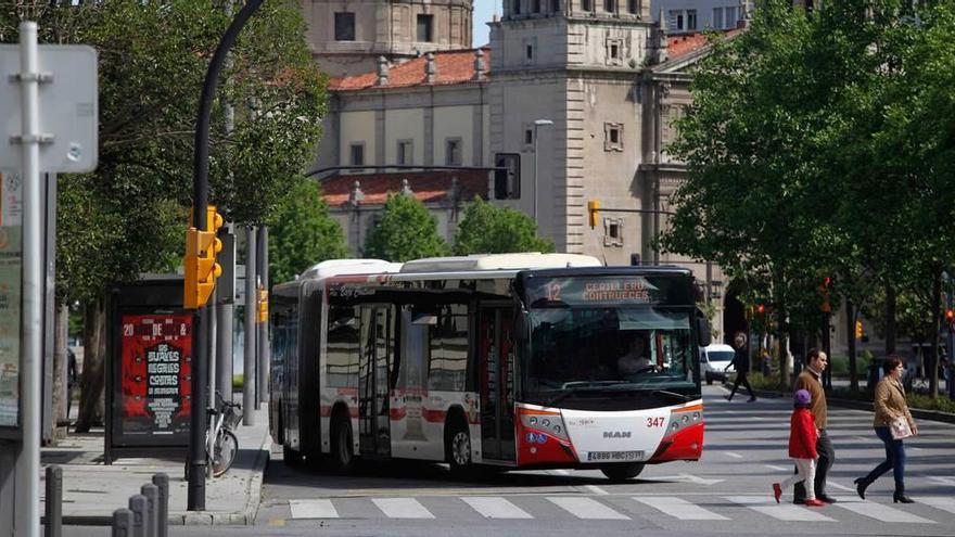 Un autobús de la línea 12 de Emtusa.