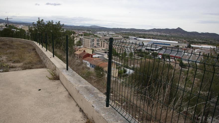 Roban gran parte del vallado del mirador ornamental de Bixquert en Xàtiva