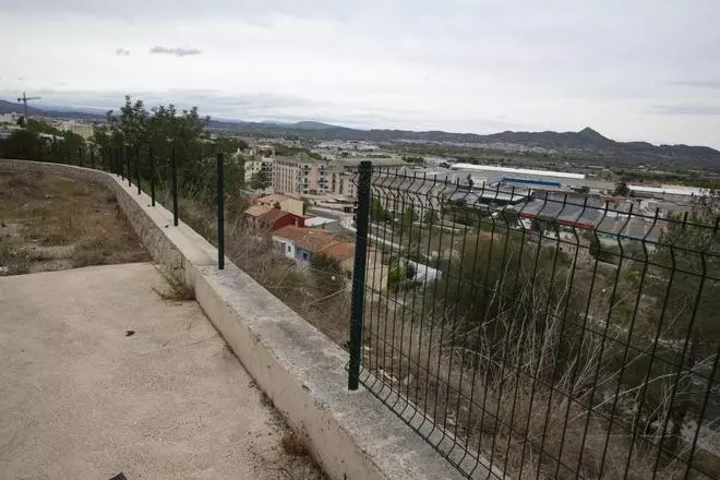 Los "cacos" se llevan parte del vallado del mirador de Bixquert