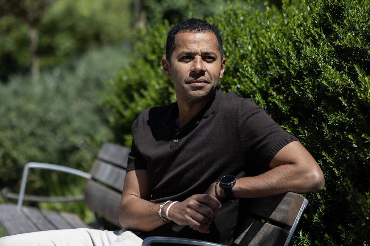 Alberto Edjogo, exjugador de fútbol, presenta su nuevo libro "Heridas en la piel. Fútbol, racismo e identidad". Sabadell, Barcelona. 15 de abril de 2026.