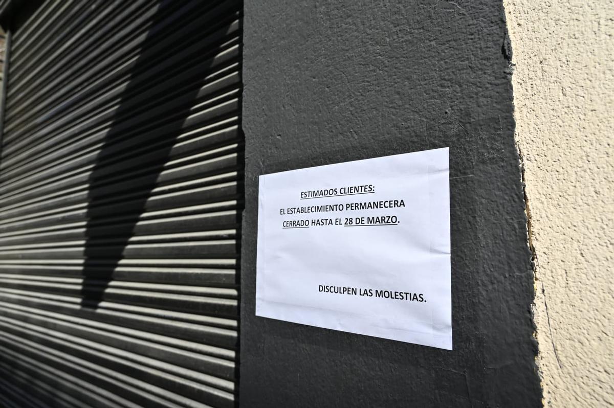 Cartel informativo sobre el cierre temporal de War Focus VR en Zaragoza.