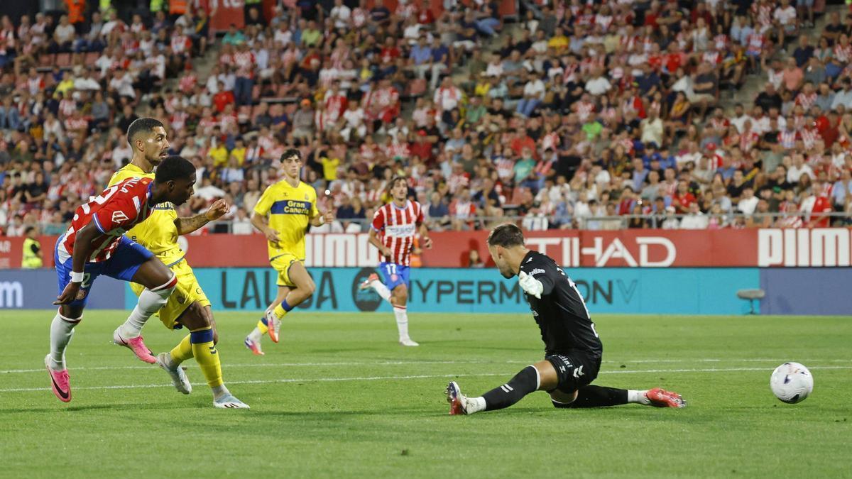 Yáser Asprilla, en el moment de batre Caro per marcar el seu segon gol contra el Las Palmas