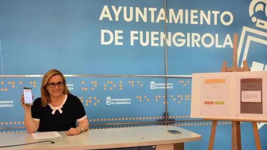 La alcaldesa de Fuengirola muestra la aplicación móvil.