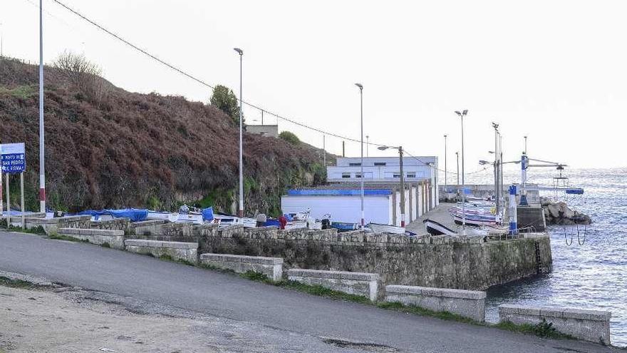 Un septuagenario fallece al caer al mar cuando paseaba con su mujer por O Portiño