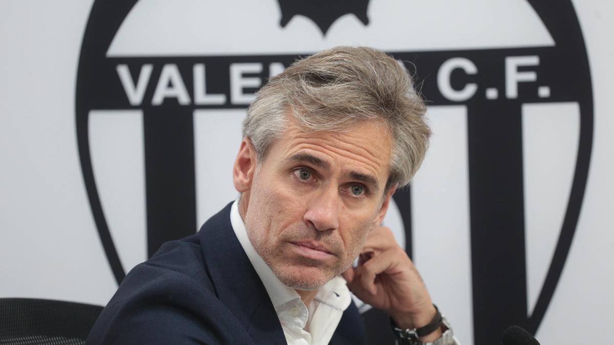 El Director Deportivo del Valencia Miguel Ángel Corona confirmó que Rafa Mir está descartado y utilizó la «sostenibilidad» del club para justificar la falta de fichajes