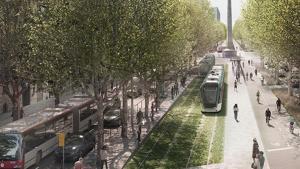 El tranvía por la Diagonal, en el centro de la calzada, junto al carril bici y con los coches en los laterales. 