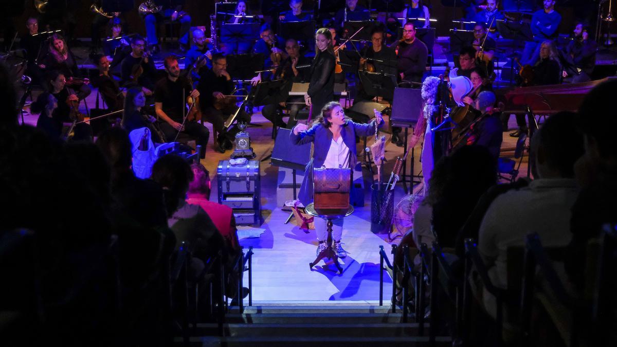 Concierto escolar 'Yo, compositora' de la Orquesta Filarmónica de Gran Canaria dirigida por Isabel Rubio y con la actuación de Lola Cordero.