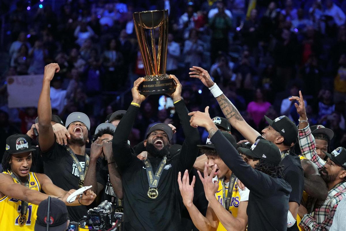 LeBron James alza la Copa de la NBA, después de derrotar a los Indiana Pacers en la final del campeonato del torneo de temporada