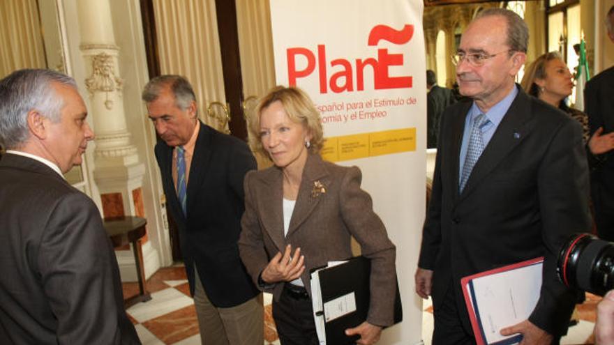 La ministra Elena Salgado, el pasado martes en Málaga junto al alcalde, Francisco de la Torre.